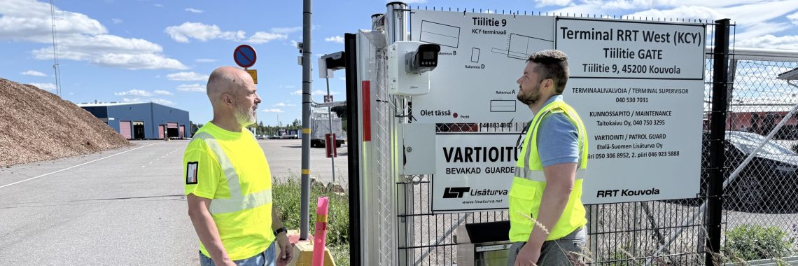 RRT Kouvolan toimitusjohtaja Joona Kaksonen ja GoSwiftin maajohtaja Jyrki Järvinen RRT Länsi terminaalin uudella rekisterikilventunnistuksella varustetulla sisääntuloportilla.