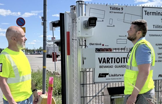 RRT Kouvolan toimitusjohtaja Joona Kaksonen ja GoSwiftin maajohtaja Jyrki Järvinen RRT Länsi terminaalin uudella rekisterikilventunnistuksella varustetulla sisääntuloportilla.