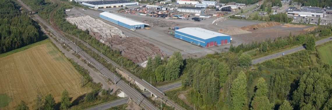 Ilmakuva RRT Länsi terminaalista. Kuvassa näkyy rautatie ja valtatie 15.